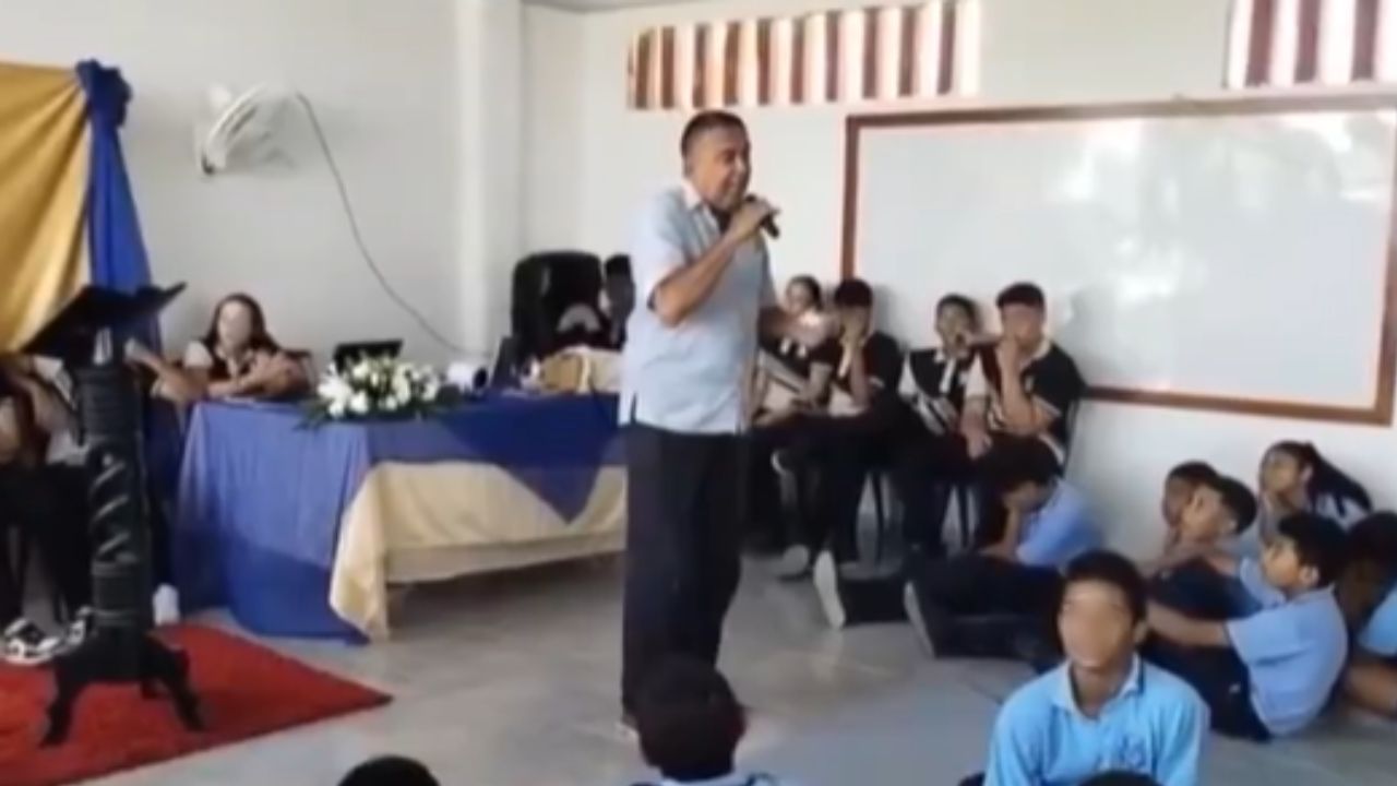 VIDEO FUERTE: Maestro se desvanece tras cantar en festival escolar y muere frente a sus alumnos en Colombia