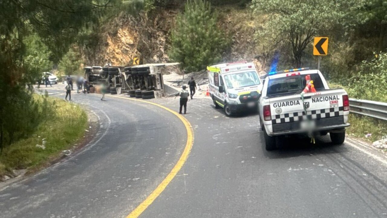 Tráiler volcado provoca cierre de la Amozoc-Nautla, en Zautla, Puebla hoy