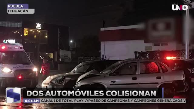 Fuerte choque entre dos autos en Calzada Adolfo López Mateos y 24 Norte en Tehuacán deja lesionados