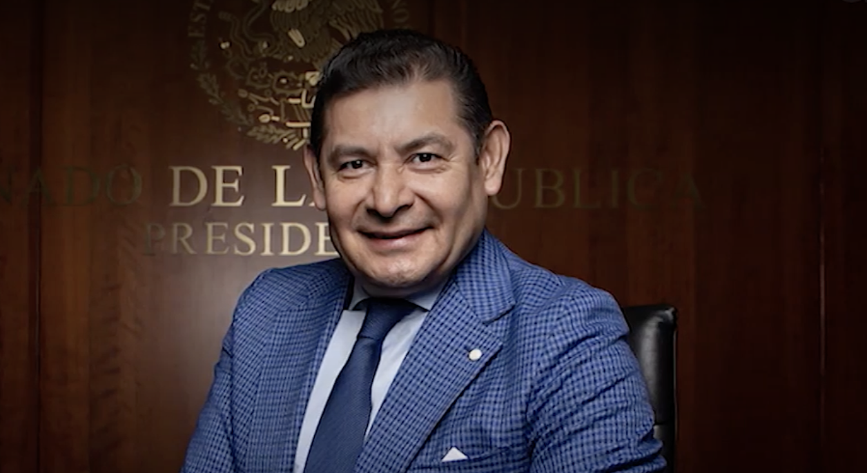 El gobernador de Puebla, Armenta Mier, nuevamente mostró su indolencia y rehuyó del caso que consternó a los poblanos, el multihomicidio en Tehuitzingo; prefirió que sean los secretarios de Seguridad y Gobernación, así como la Fiscalía de Puebla, quienes brinden información de este hecho que consternó a los poblanos