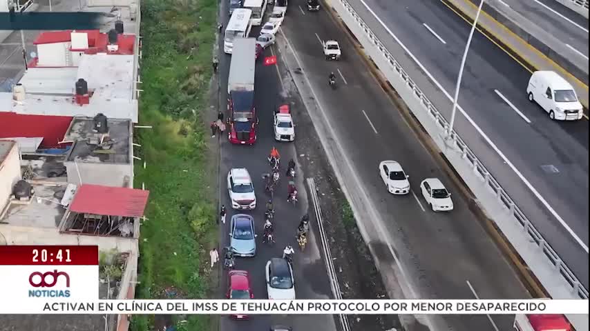 Camioneta sale del camino en la autopista México-Puebla; conductor asegura que un tráiler le cerró el paso