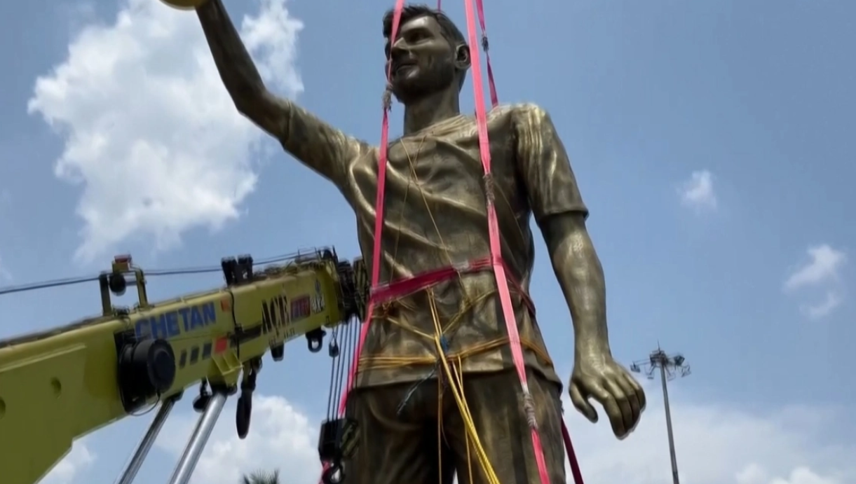 ¿Se acabó el amor? Retiran estatua gigante de Messi en India por esta razón