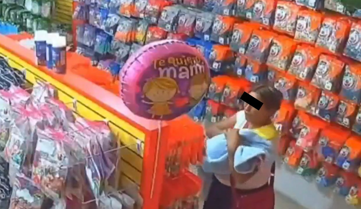 VIDEO: Captan MOMENTO EXACTO en que mujer cometió robo en comercio de Puebla