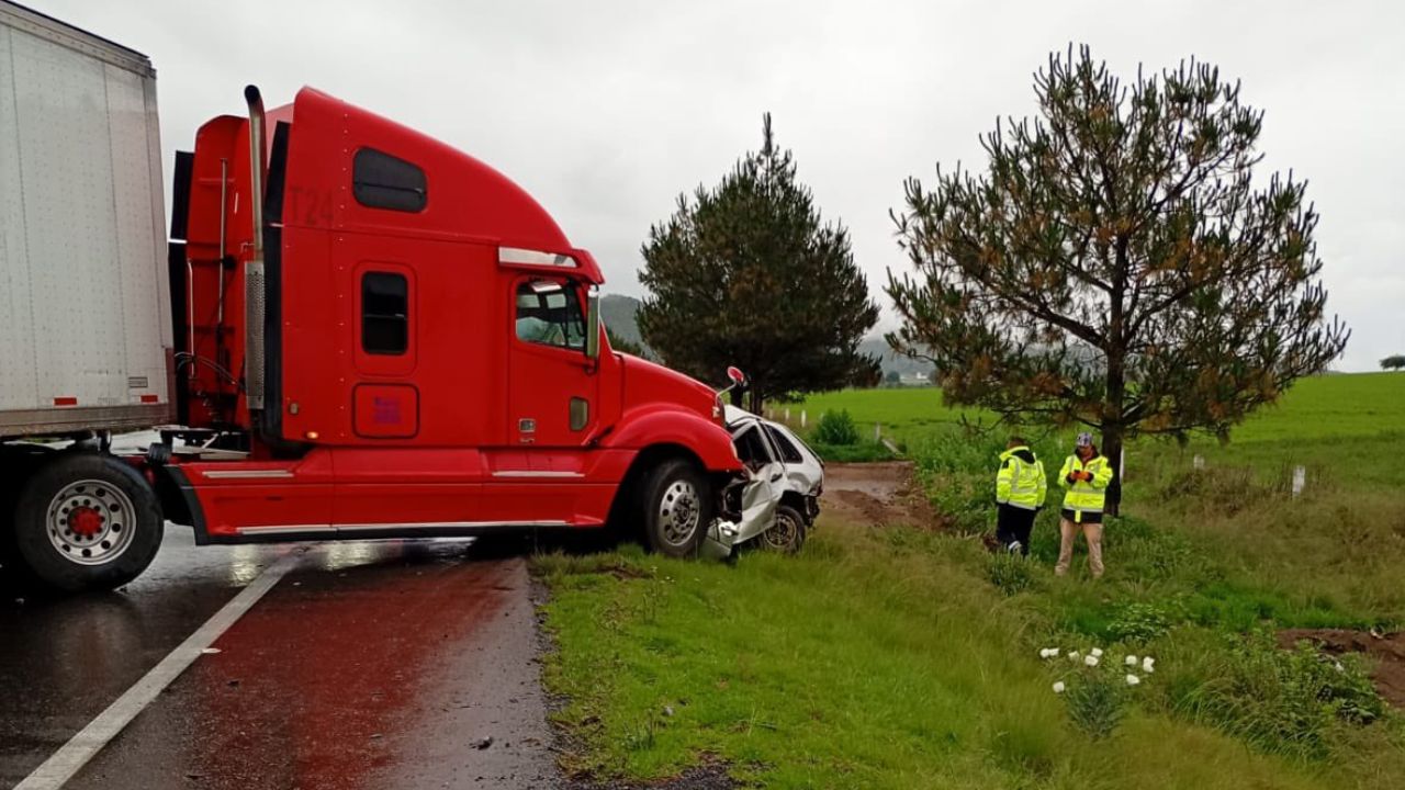 Tráiler aplasta a vehículo en la carretera Amozoc-Perote HOY