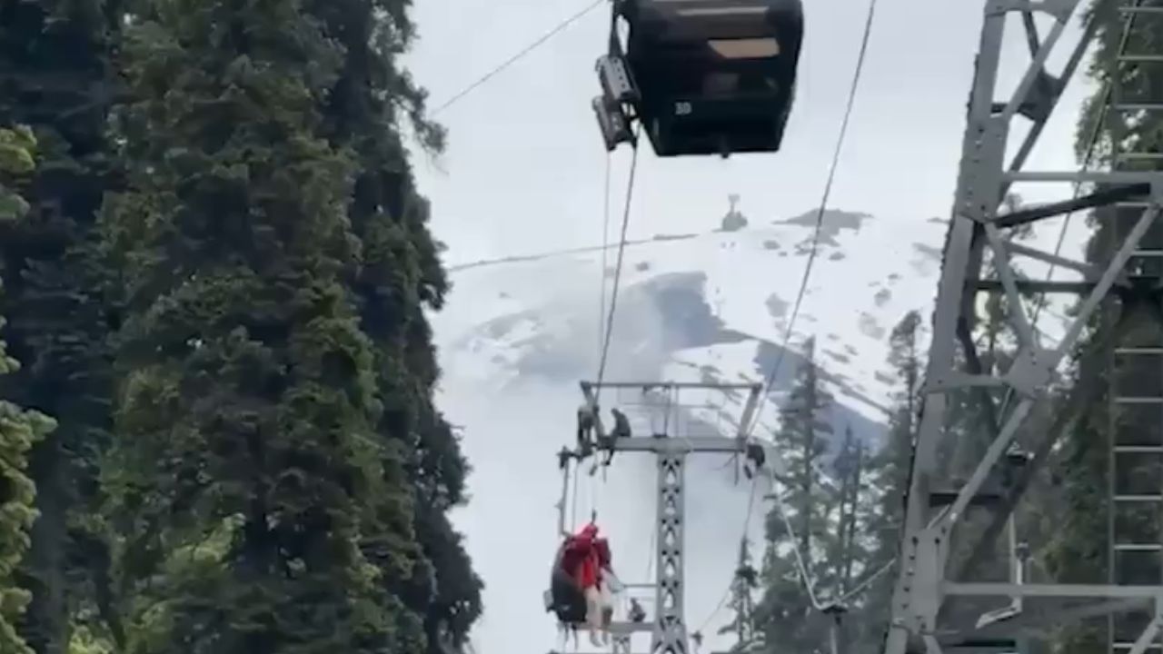 VIDEO: Rescatan a más de 300 turistas atrapados en teleférico de India a 150 metros de altura