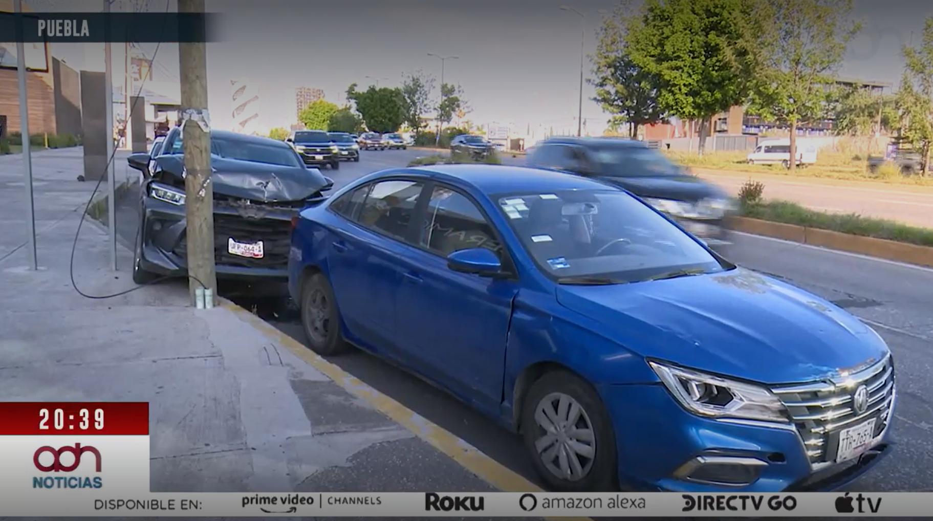 Conductor choca contra camioneta estacionada en Vía Atlixcayotl y se da a la fuga