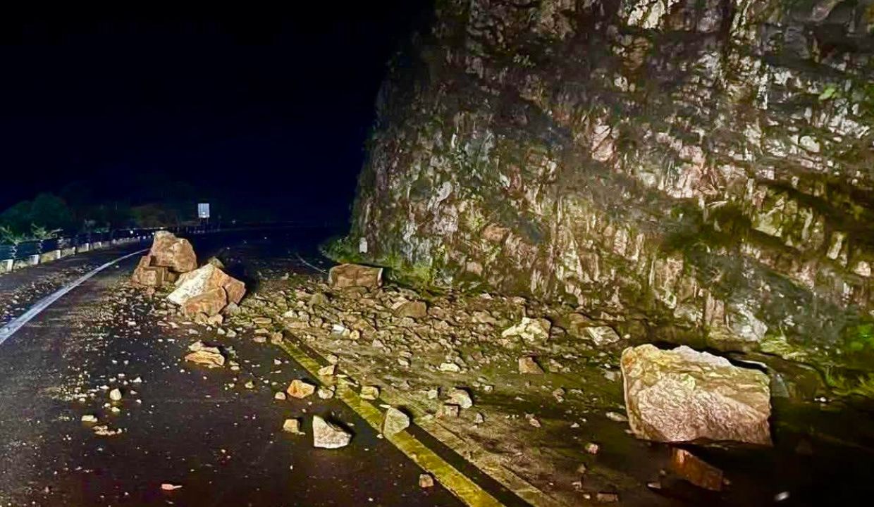 ¡Tome sus precauciones! Ocurre derrumbe en la autopista Tehuacán-Oaxaca