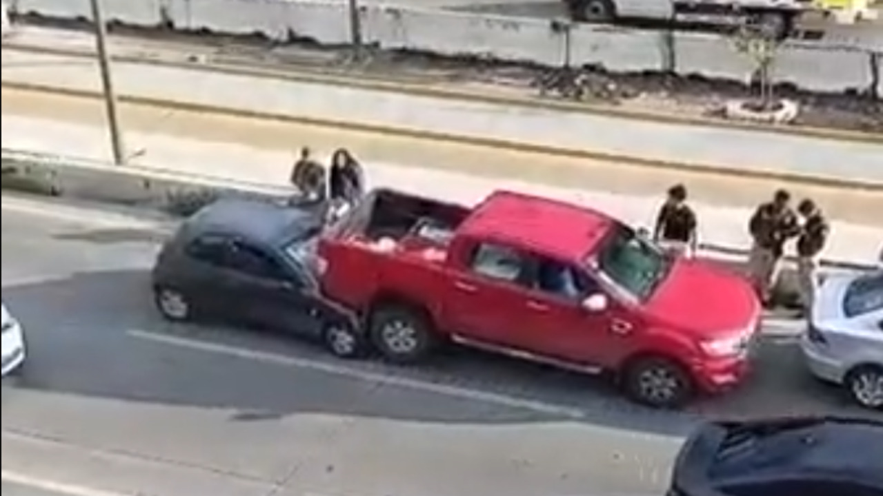 VIDEO: Auto es aplastado por camioneta en Periférico Ecológico; esto pasó