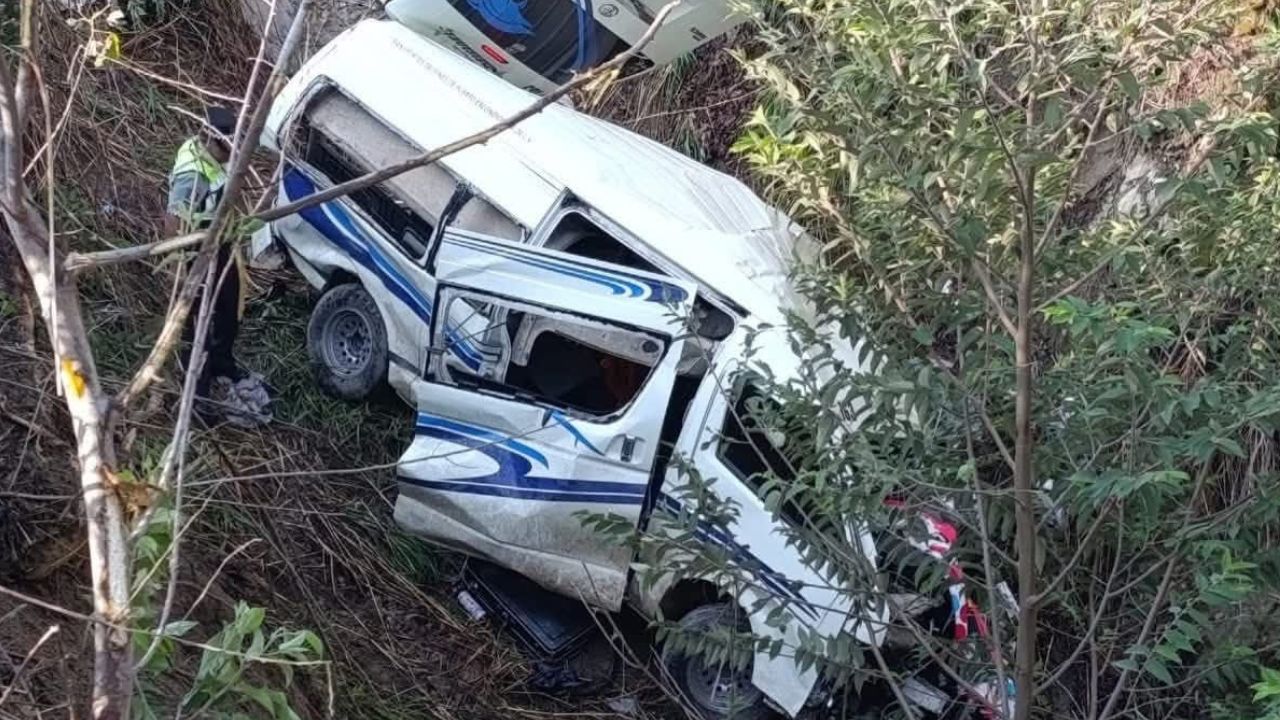 IMÁGENES FUERTES: Nueve personas resultan lesionadas tras volcadura en autopista de Oaxaca