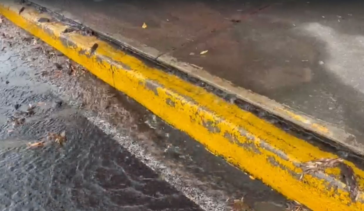 VIDEO: ¿No basta con la lluvia? Reportan fuerte fuga de agua