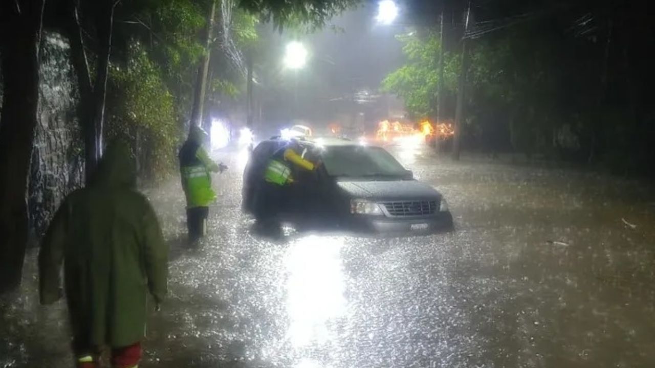 VIDEO: Mujer pierde la vida tras inundaciones en Huixquilucan; se la llevó el agua