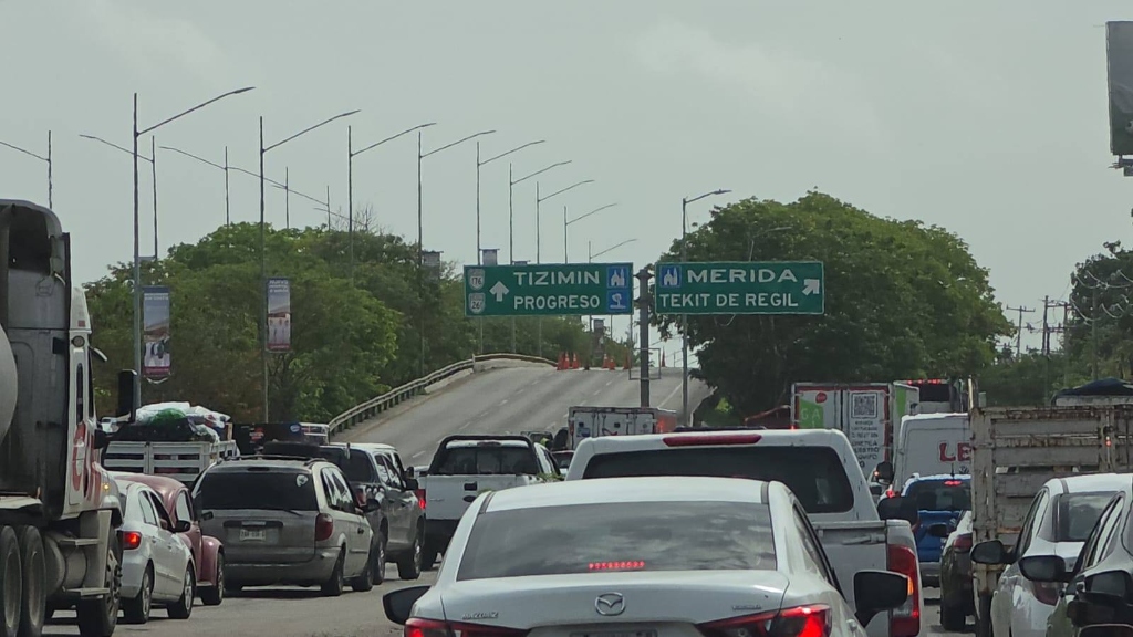 Cierran puente de la 42 Sur en Mérida y causa caos vial