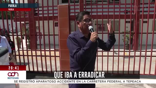 Docentes de distintos municipios de Puebla protestaron frente a la Oficialía Mayor de la Secretaría de Educación Pública; denuncian oídos sordos por parte de su titular Manuel Viveros Narciso en torno a la asignación de plazas.