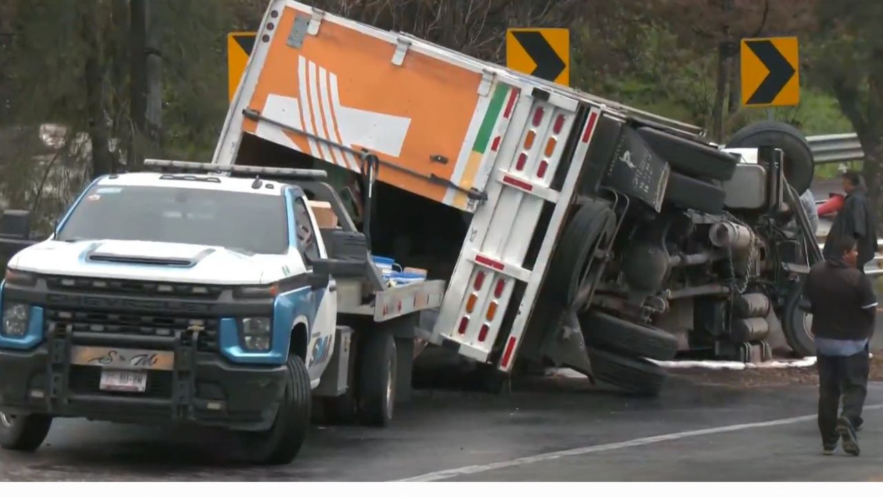 Chamapa-Lechería hoy: Tráiler vuelca y aplasta camioneta en Naucalpan