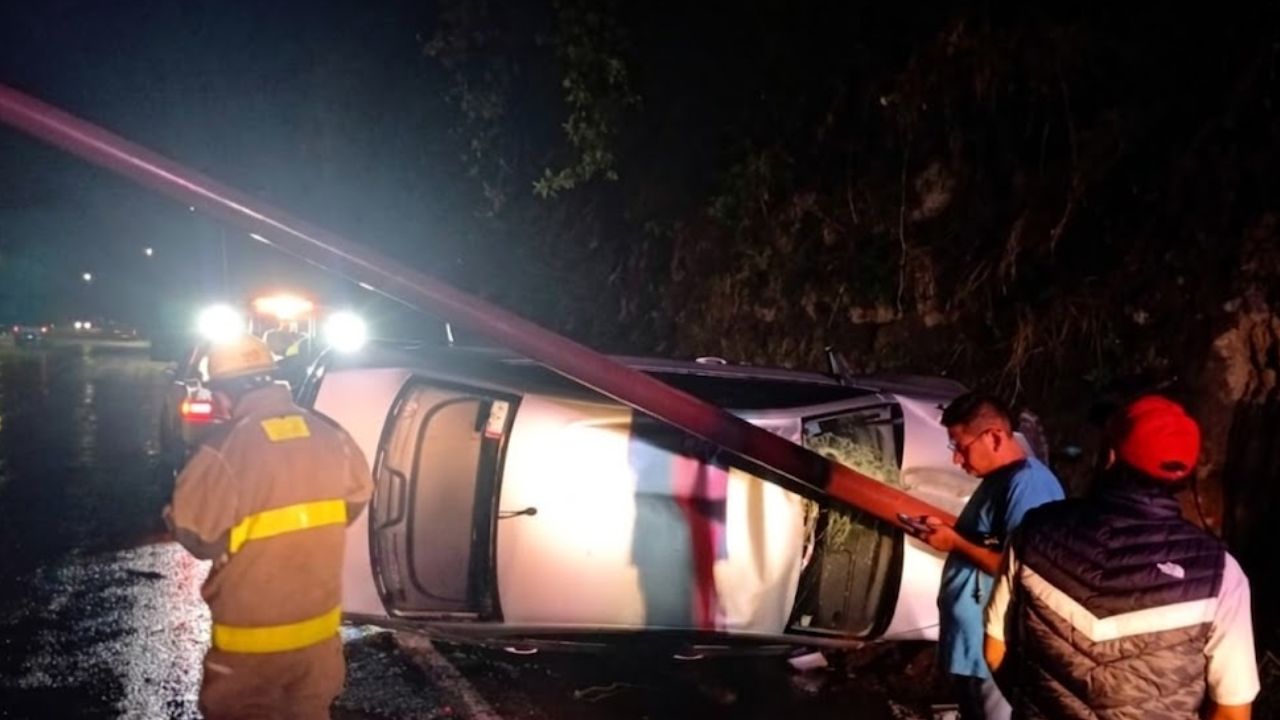 Fuerte volcadura dejó caos en la carretera Atlixco