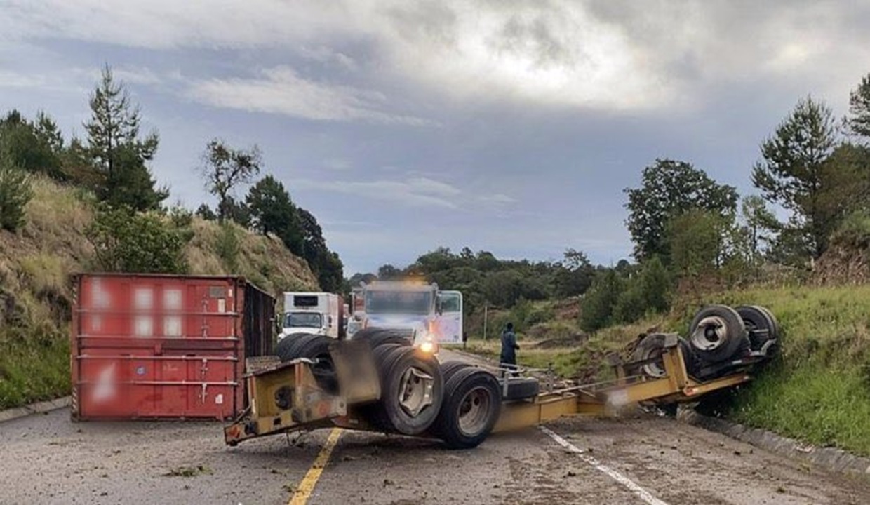 Volcadura provoca cierre de la carretera Amozoc-Pe