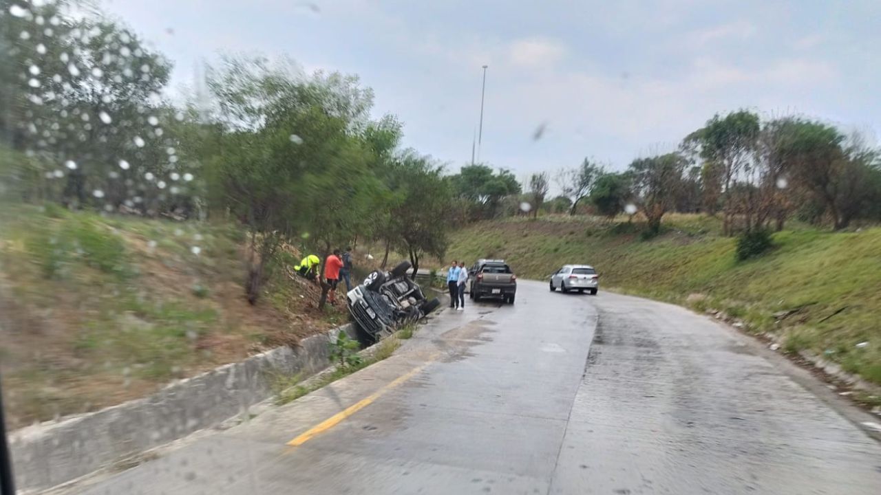 Lluvias colapsan el Periférico Ecológico de Puebla hoy; dejan vehículo destrozado tras volcadura