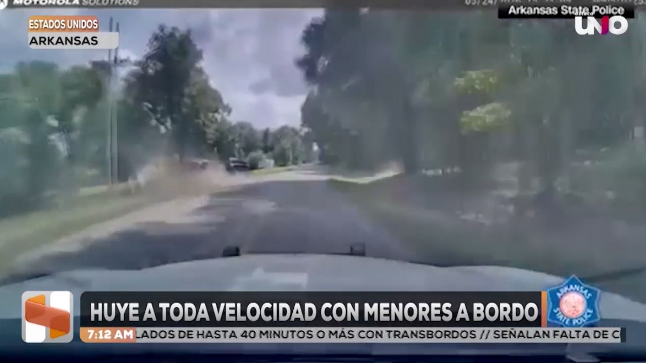 Conductor huye a toda velocidad con menores a bord