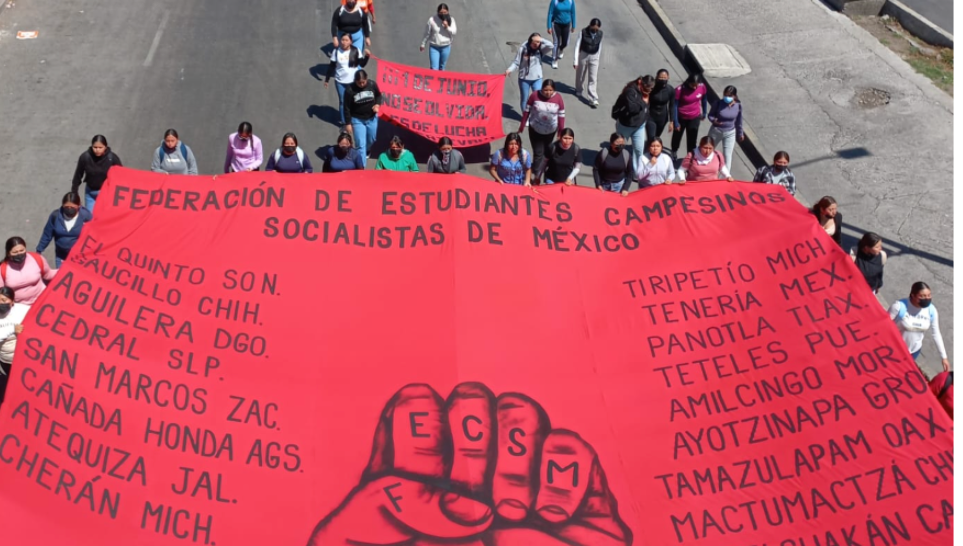 Normalistas de Teteles se manifiestan en Puebla contra actos de represión del gobernador Alejandro Armenta