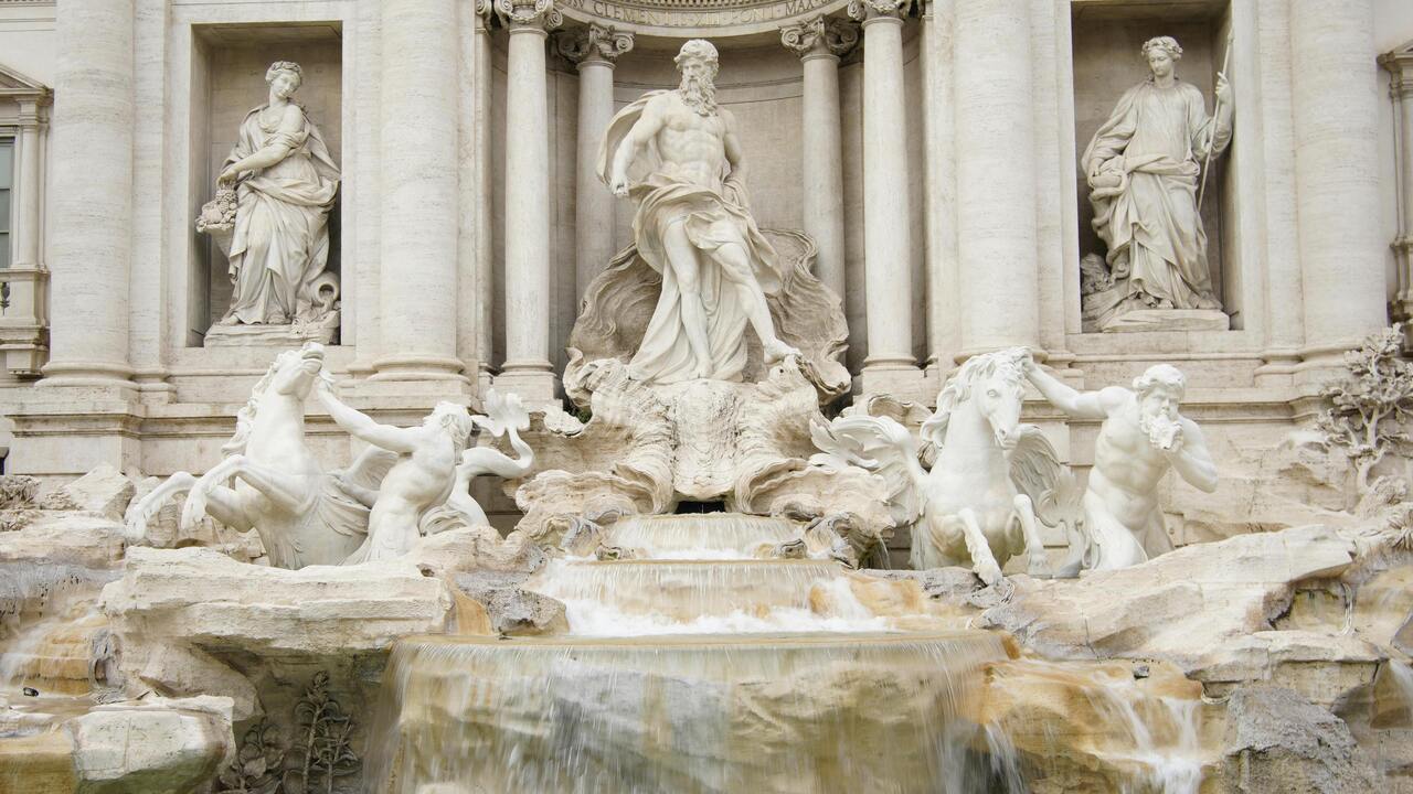 Influencer es detenida tras meterse a la Fontana di Trevi, en Roma ¿Irá a la cárcel?