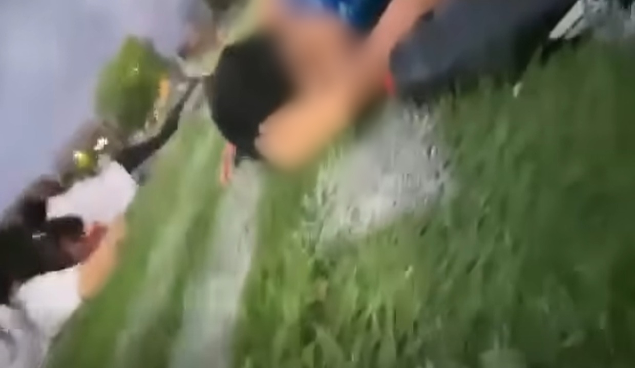 VIDEO: Captan MOMENTO EXACTO DE BALACERA en plena CANCHA DE FUTBOL; había familias enteras en el lugar
