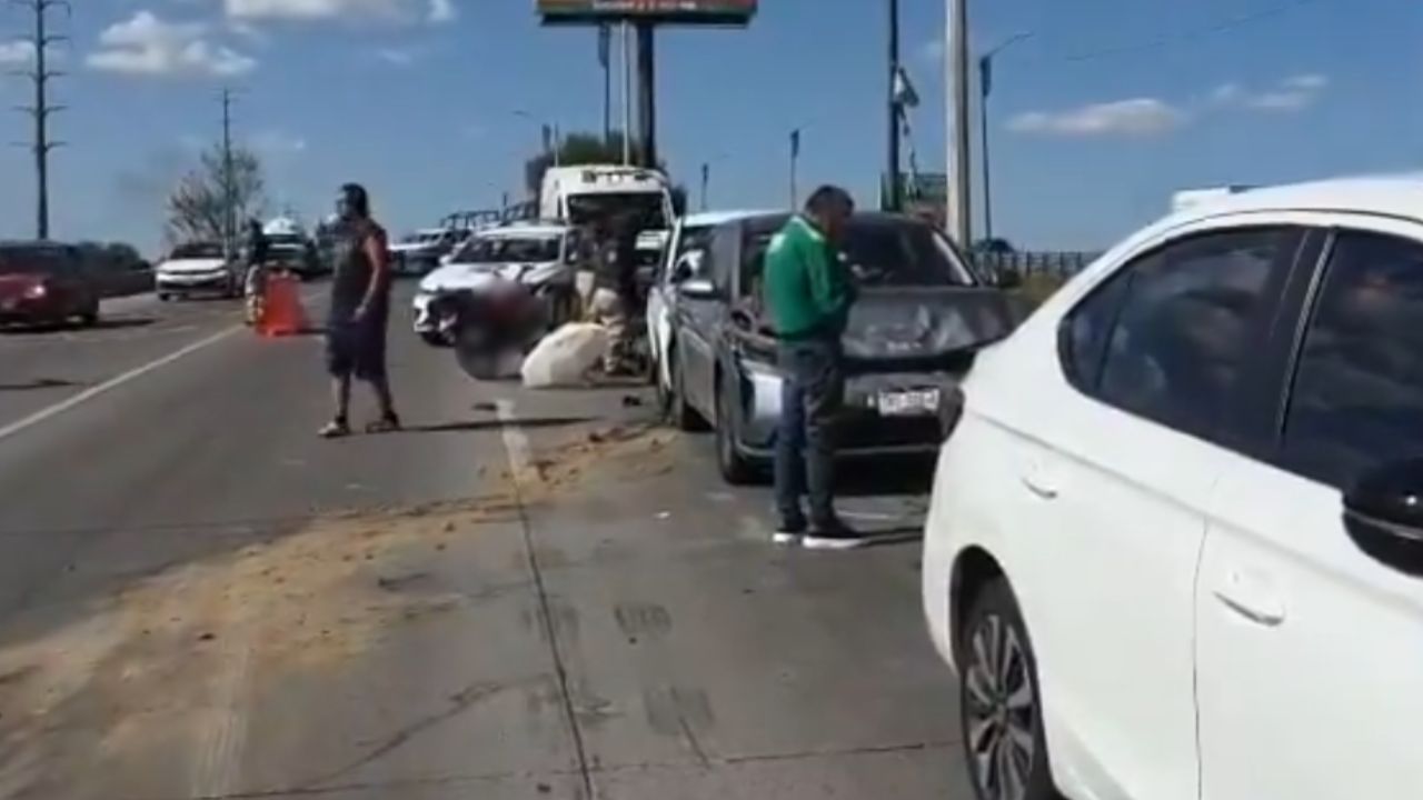 VIDEO: Carambola provoca caos en el Periférico Ecológico HOY; una persona se reporta GRAVE