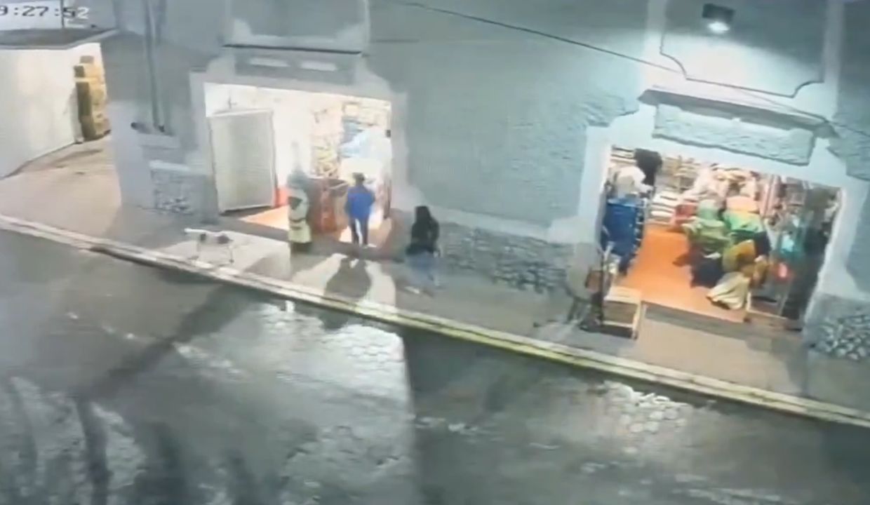 VIDEO: ¿Tenía sed? Captan a menor robando bebidas en tienda de Puebla