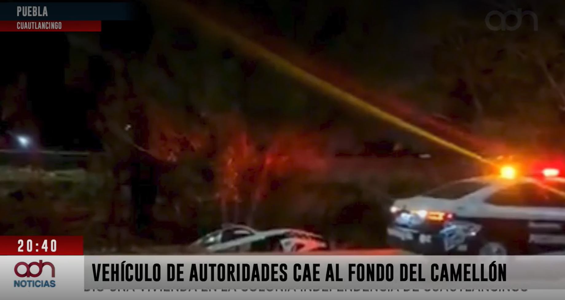Una unidad oficial terminó al fondo de un camellón en Puebla