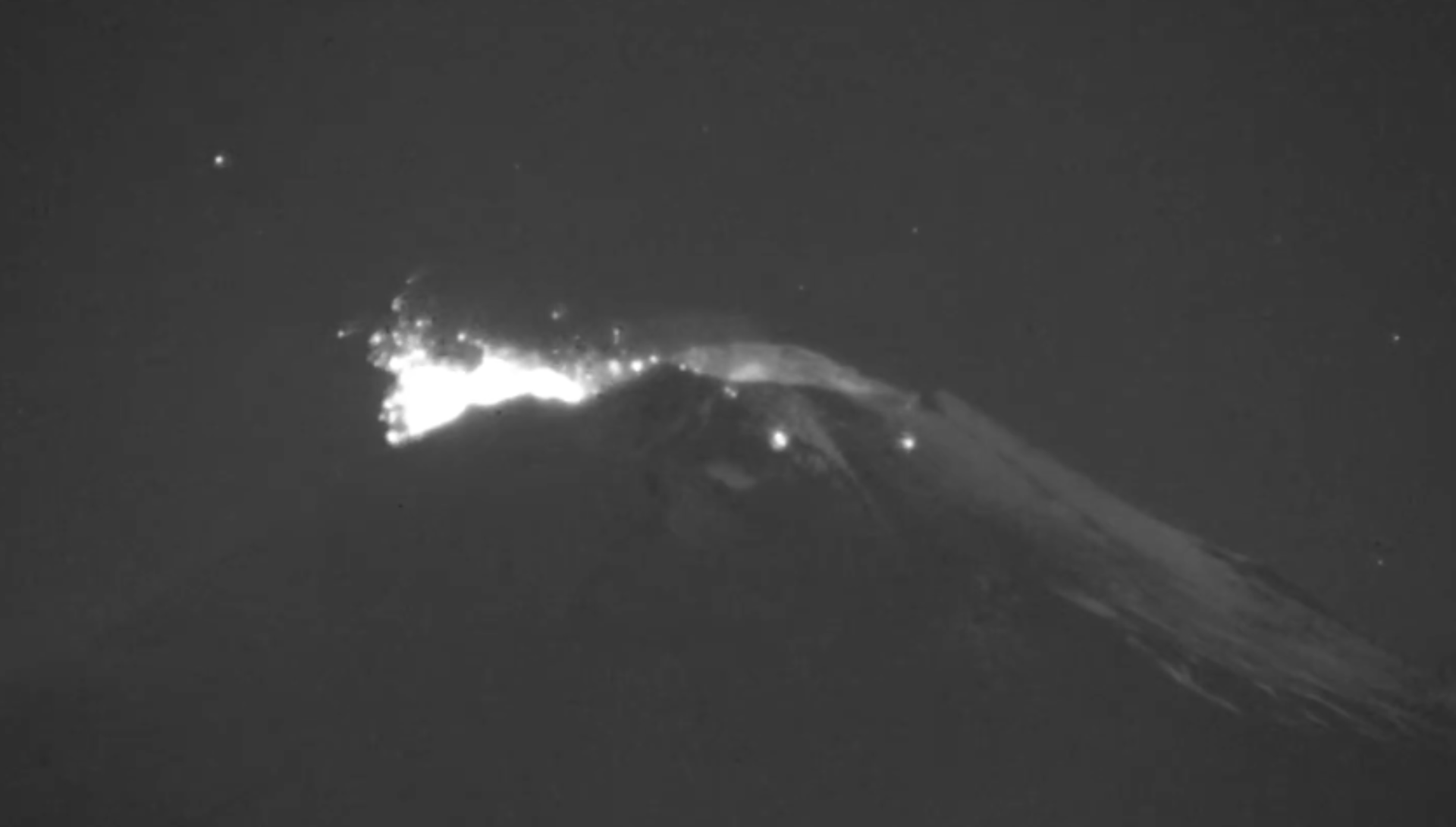VIDEO IMPACTANTE: Se ilumina el cielo con la EXPLOSIÓN del Volcán Popocatépetl; actividad hoy