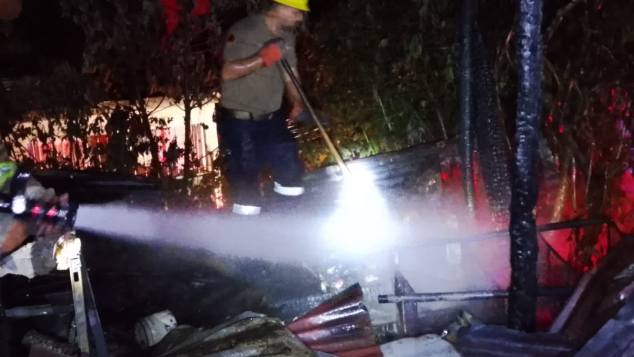 VIDEO: Así se vio el aparatoso INCENDIO en Xicotepec; dejó casa destruida