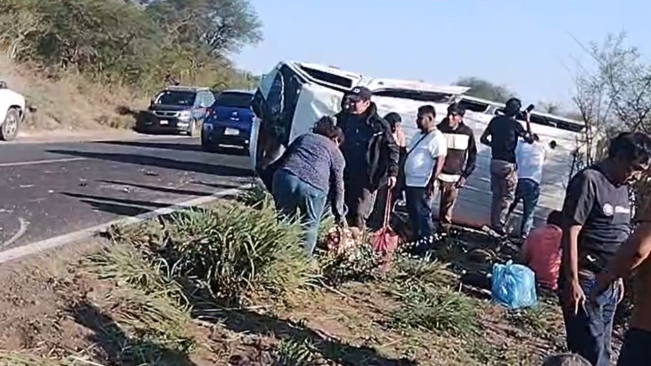 Cumbi sufrió grave accidente en la carretera Tehuitzingo–Acatlán; revelan identidad de pasajeros