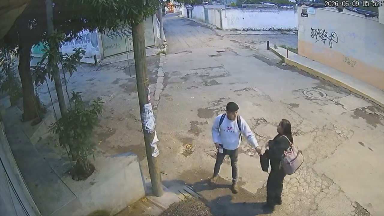 VIDEO: Mujer es víctima de violento robo mientras esperaba e