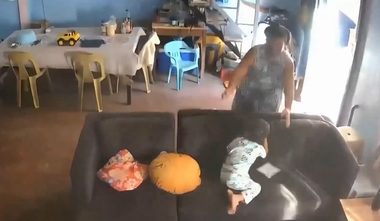 VIDEO: ¡SUPER ABUELITA! Mujer arriesga su vida par