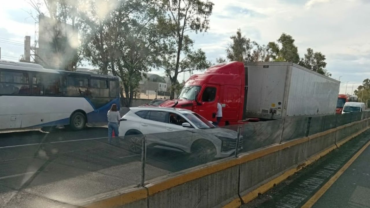 Accidente contra tráiler colapsa la autopista Méxi