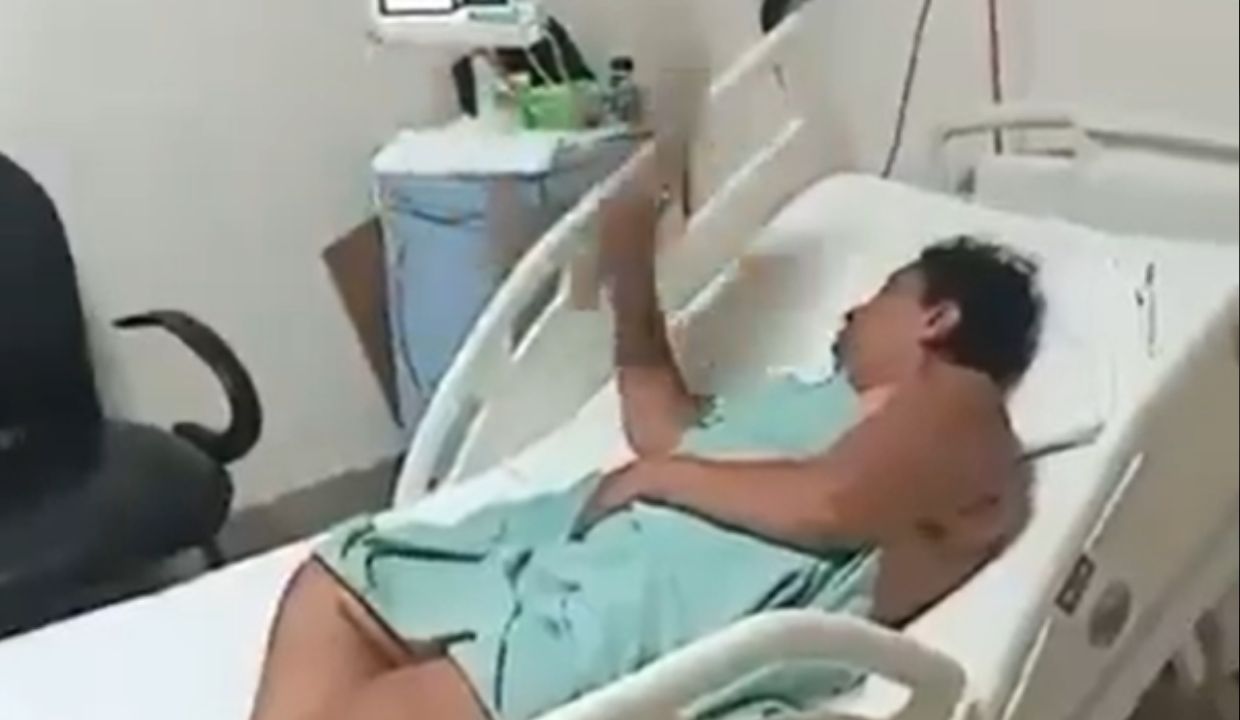 VIDEO: ¿Baño doble? Denuncian a pacientes empapados en sudor en pleno hospital del IMSS