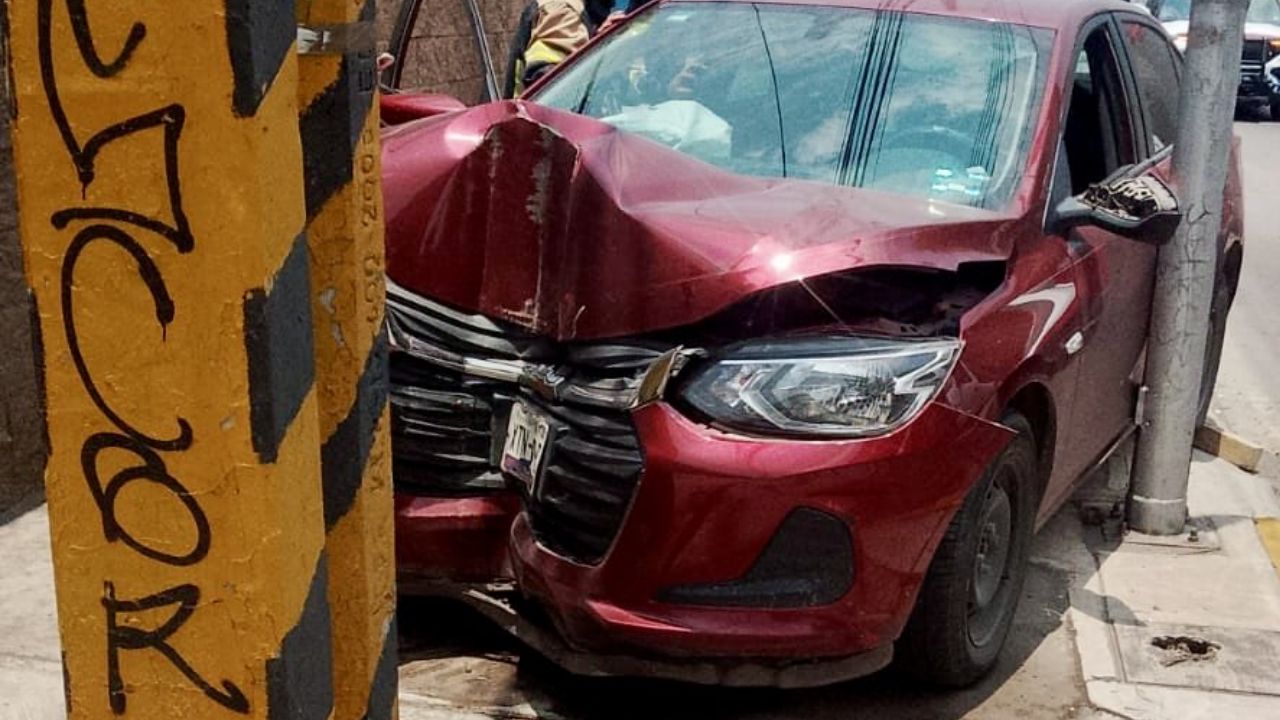 FOTO: Choque en la autopista México-Puebla deja a una mujer lesionada cerca de la Central de Abasto HOY
