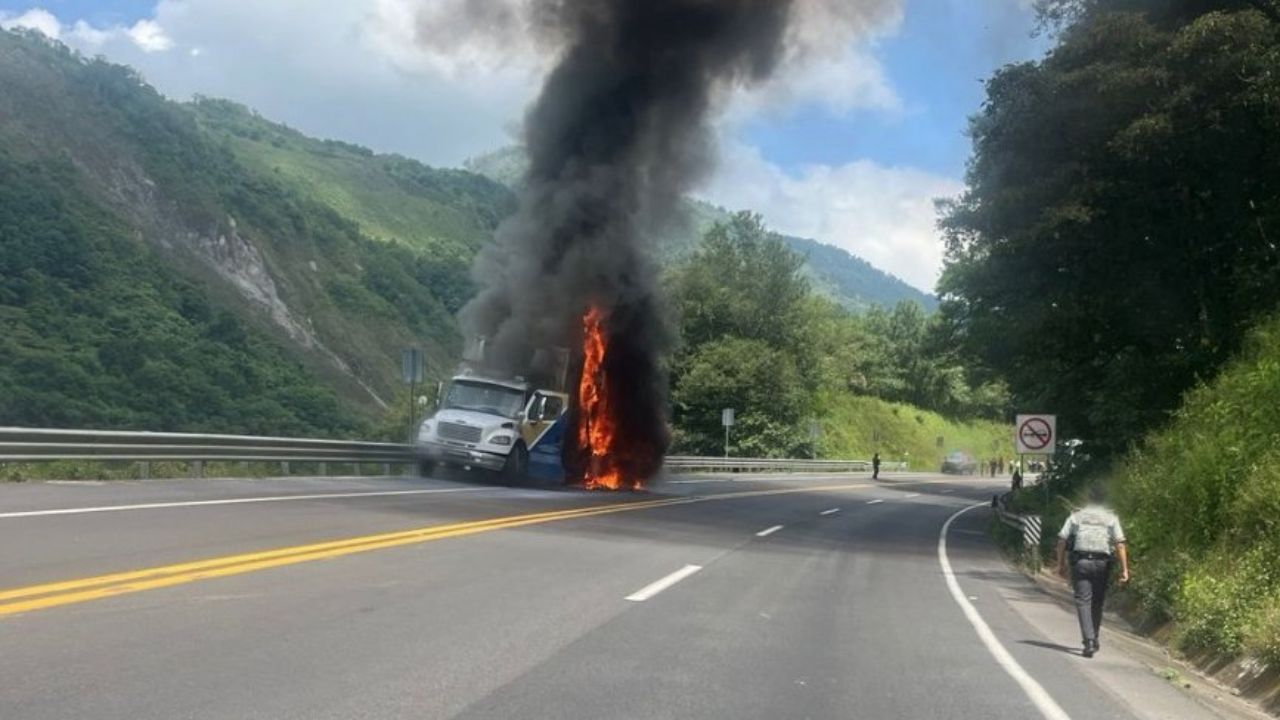 VIDEO: Fuerte INCENDIO de tráiler provoca cierre total en la autopista México-Tuxpan HOY