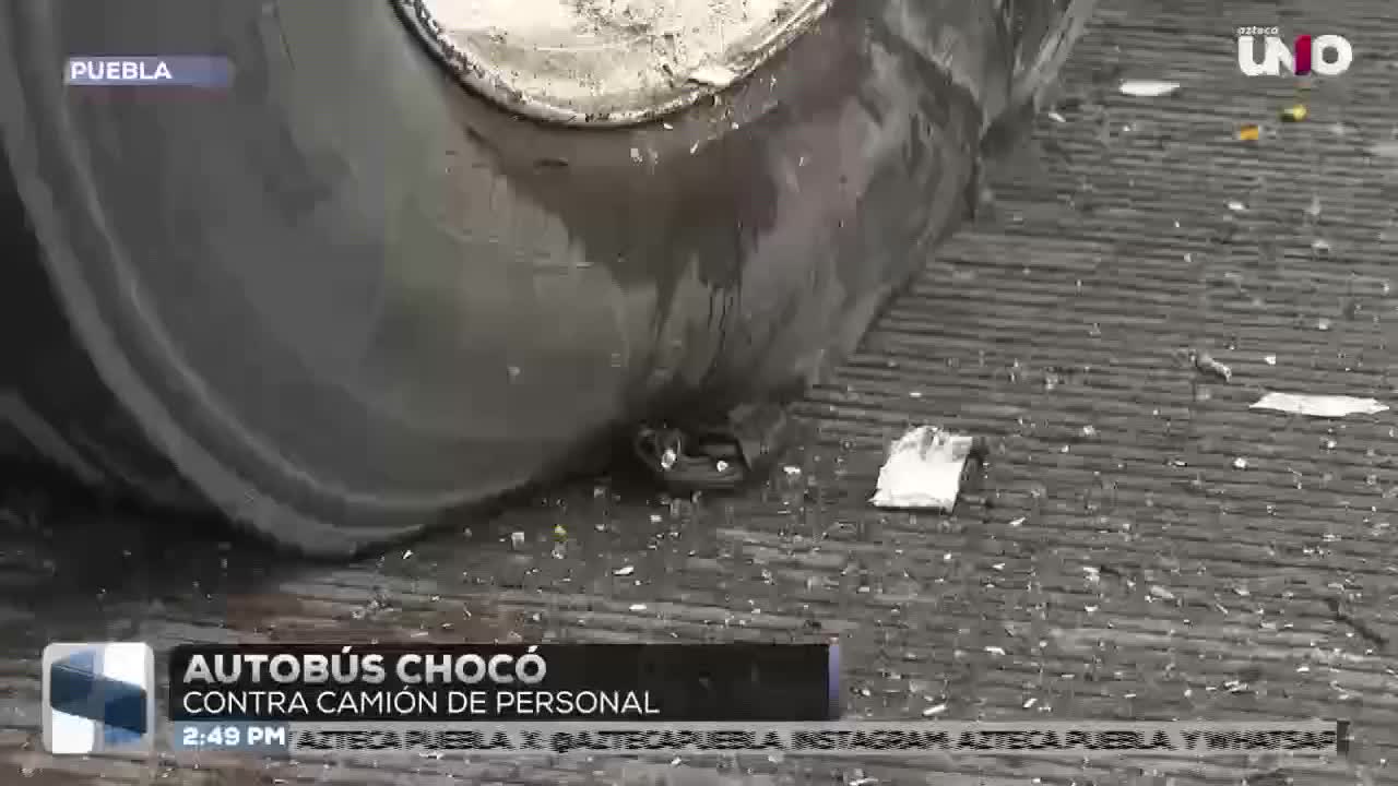 Choque en bulevar Carmen Serdán derriba semáforo y luminaria