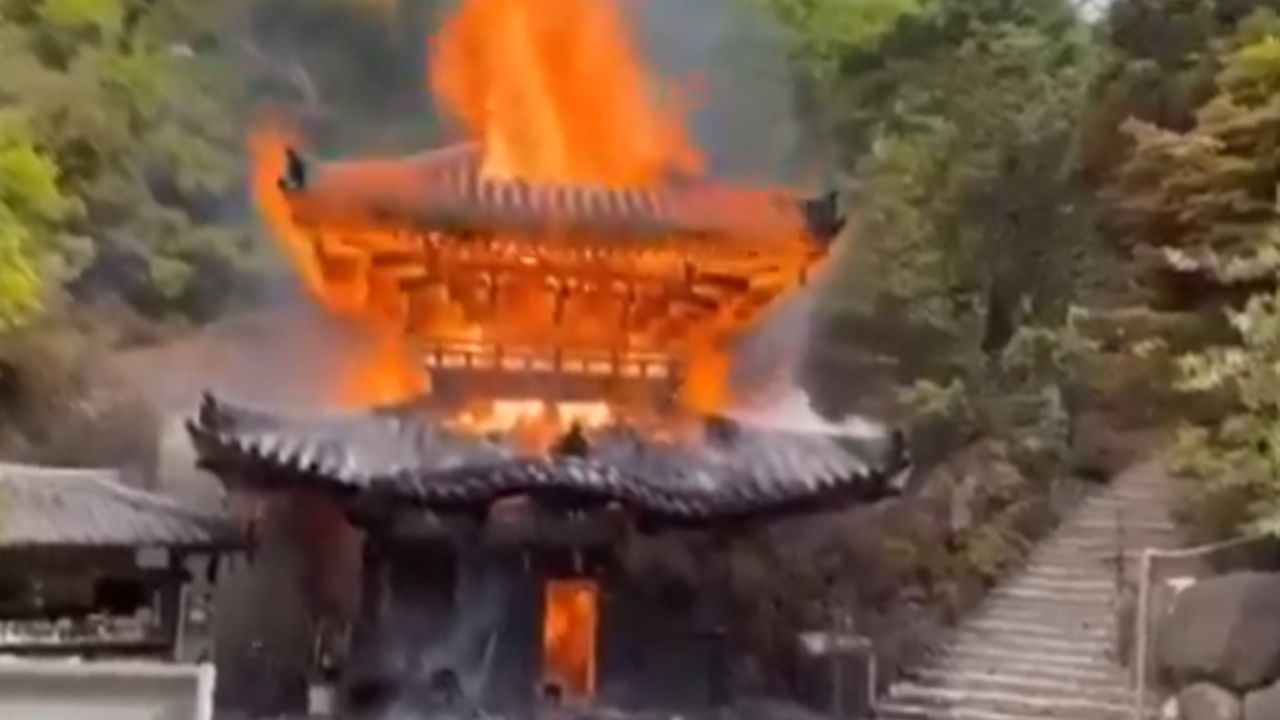 VIDEO: Incendio destruye histórica 'Sala del Fuego Sagrado' en Miyajima; albergaba llama sagrada de casi 1200 años