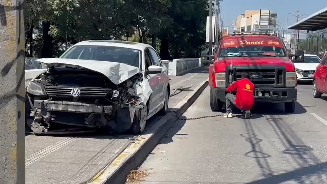 Conductora pierde el control y protagoniza fuerte choque en la 11 Sur