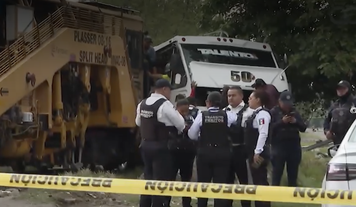 Accidente en Puebla: tren arrolla unidad de la RUTA 50 tras intentar ganarle el paso; hay varios lesionados