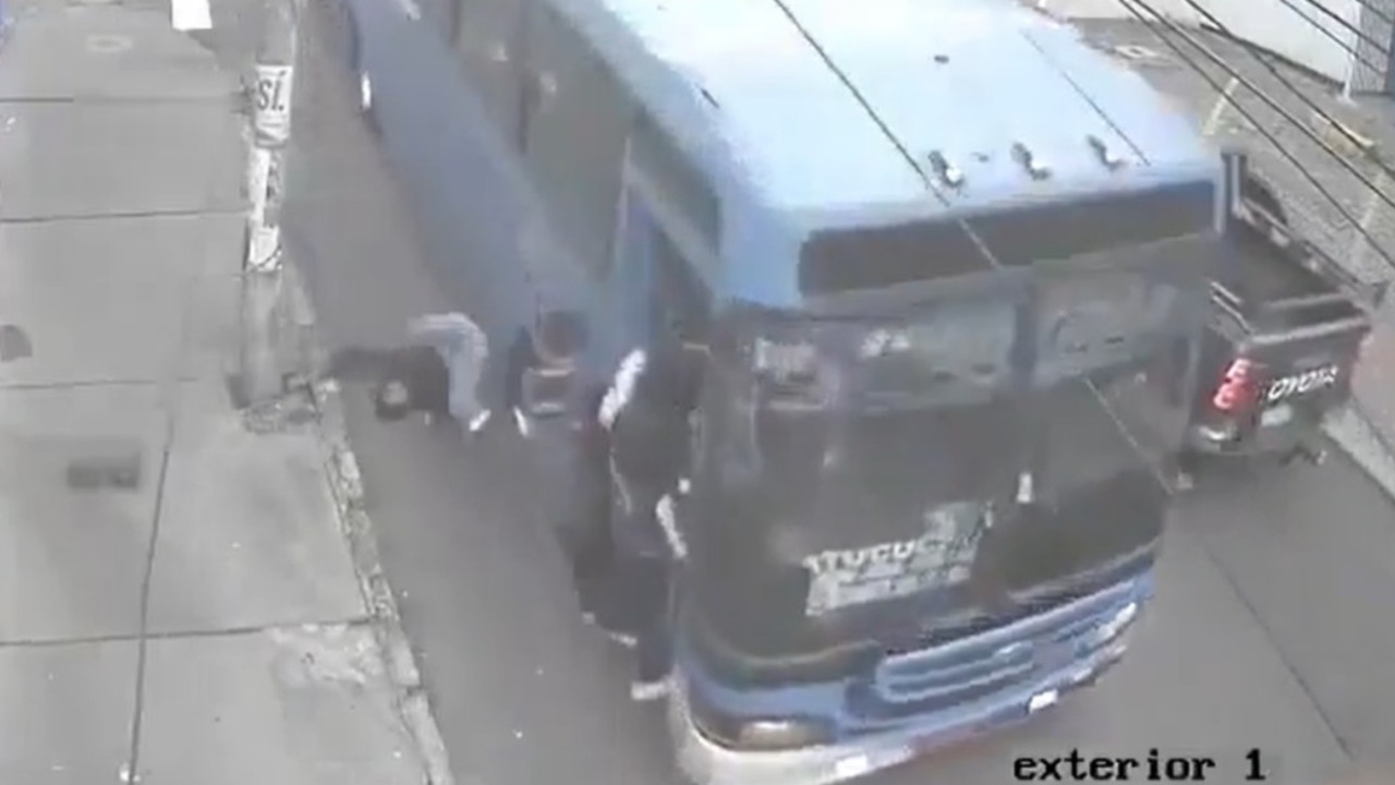 VIDEO: Pasajero termina debajo de un autobús a toda velocidad, pero sobrevive de milagro en Quito