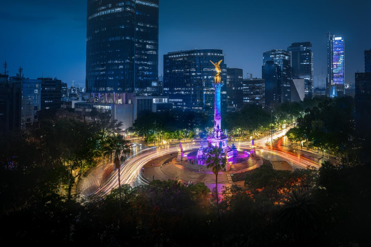 Ángel de la Independencia y Paseo de la Reforma de noche