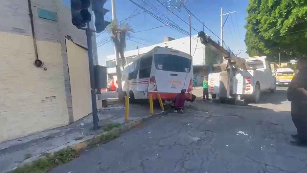 Ruta 65 protagoniza choque contra vivienda en Puebla hoy; reportan daños