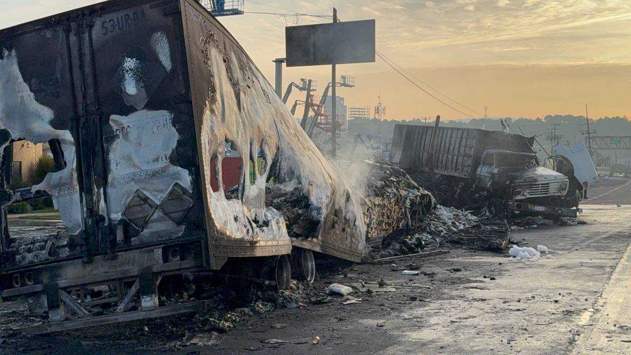 Tráiler choca contra unidades estacionadas y provoca incendio en la México-Toluca 