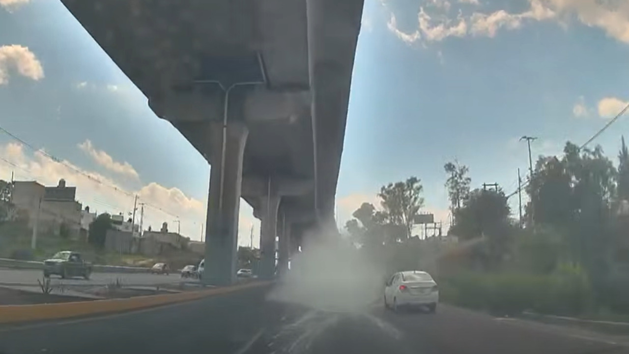 VIDEO: Conductor se salva de accidente en la México-Puebla tras caída de material de un camión