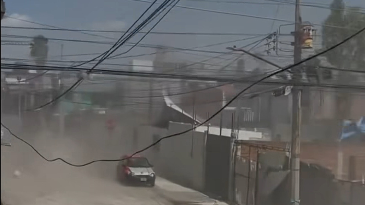 VIDEO: Rafagas de viento levantan techo de casa en Lomas del Sur, Puebla