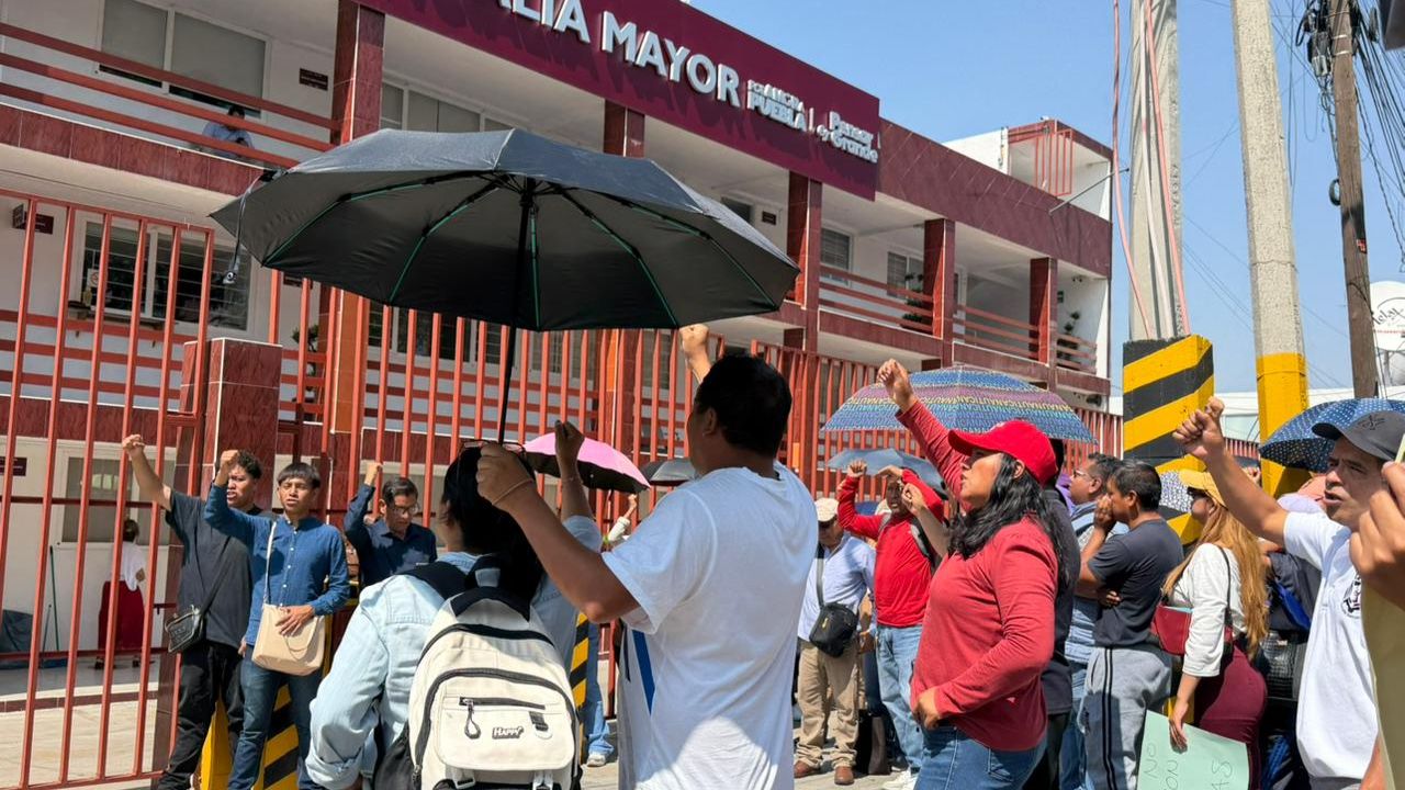 FOTOS: Manifestación bloquea oficinas de la SEP Puebla sobre la Recta a Cholula hoy; tráfico afectado