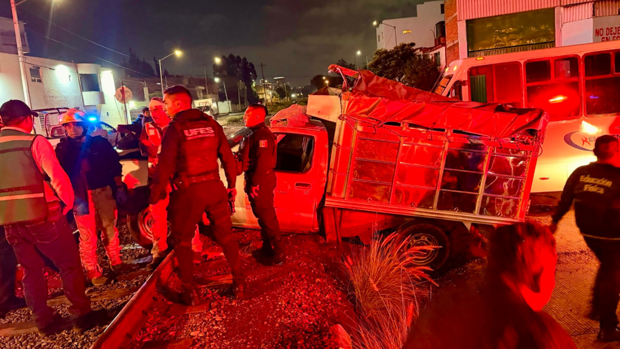 Camioneta termina sobre las vías del tren tras cho