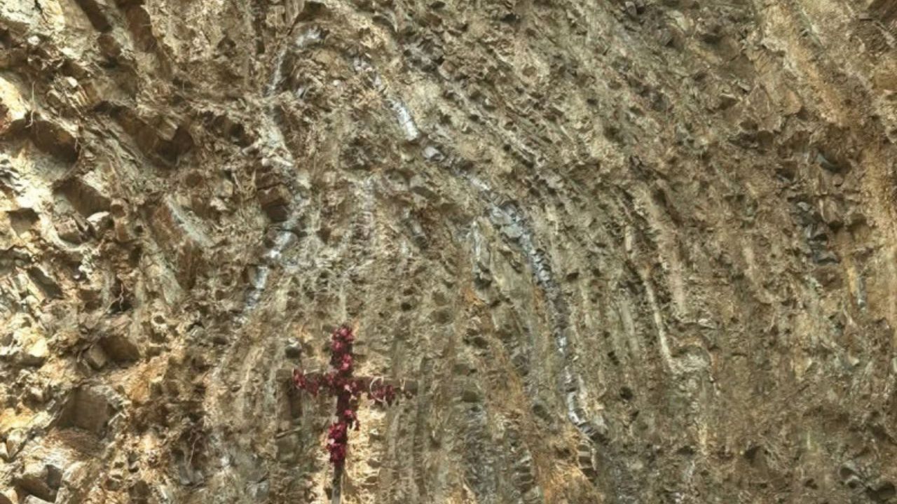 Descubren silueta de la Virgen de Guadalupe en roca durante obra carretera en México; feligreses arman altar